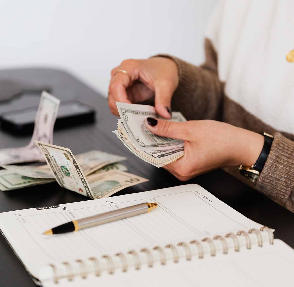 Računovođa vodi poslovne knjige — precizno bilježenje finansijskih transakcija.